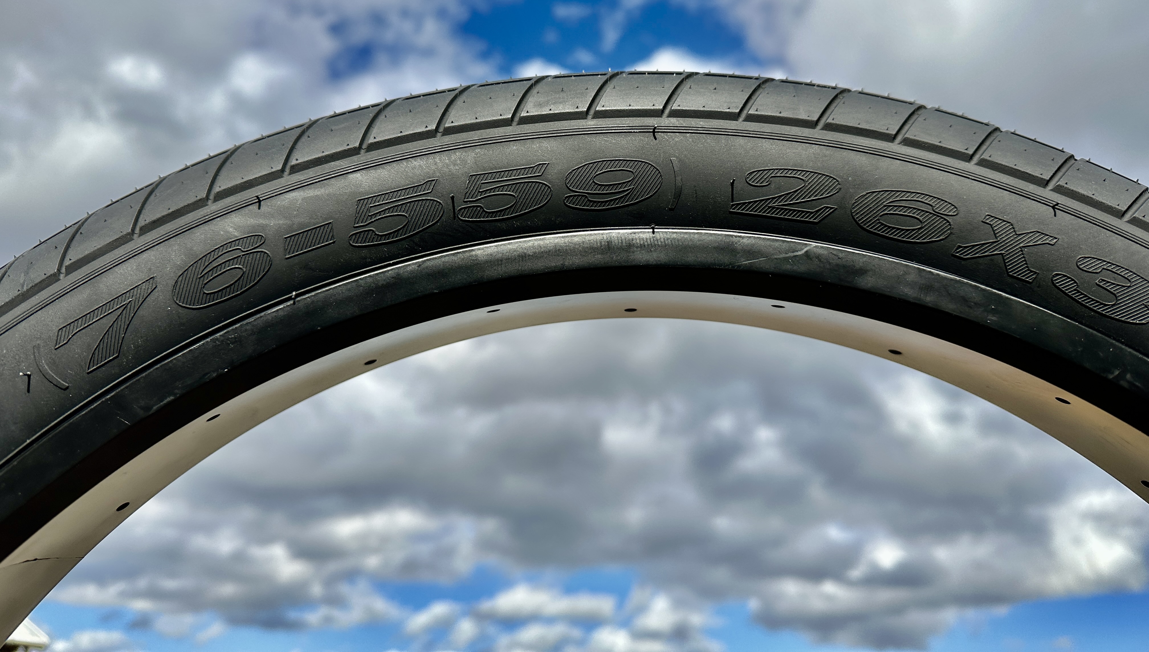 Bicycle_tire_fat_26x3_street_brick-_semi-_slick_black_3