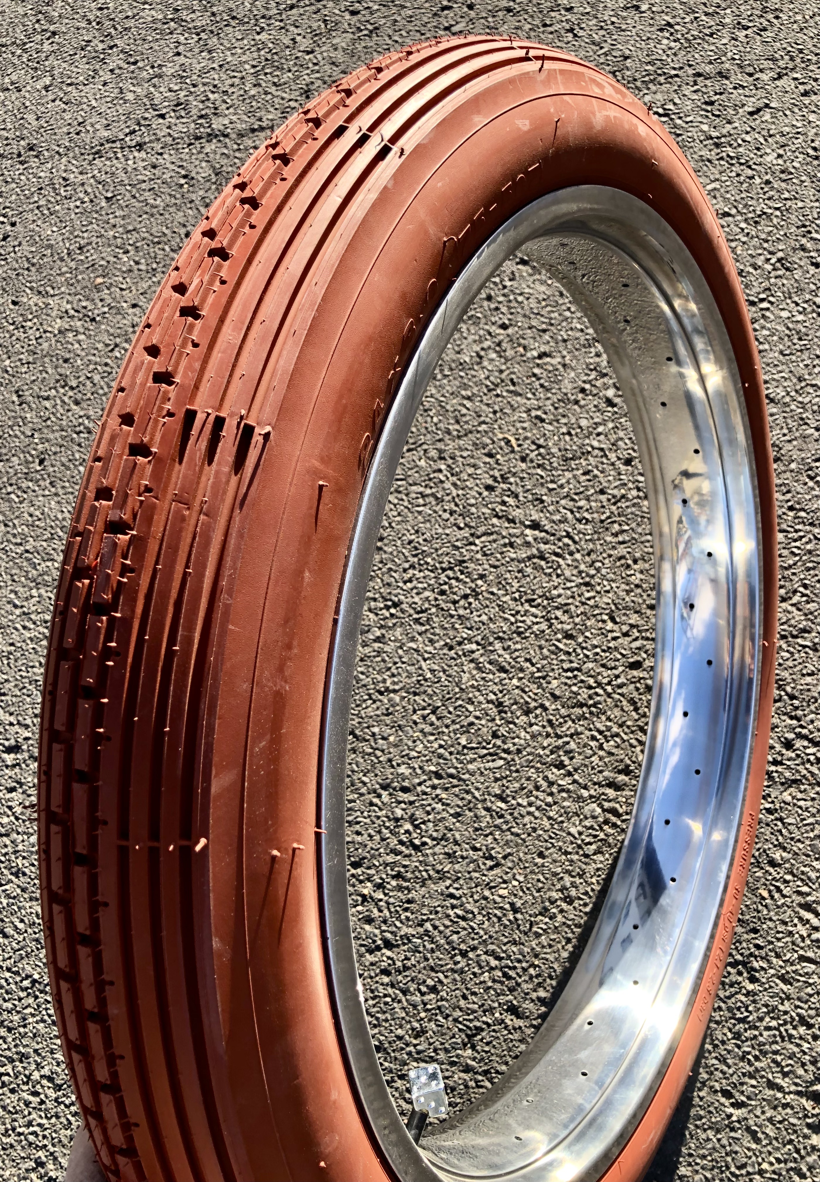 Fatbike_24x3_Thick-Brick_red_Low-Rider_Tire_9zDy3WuQcz61ci