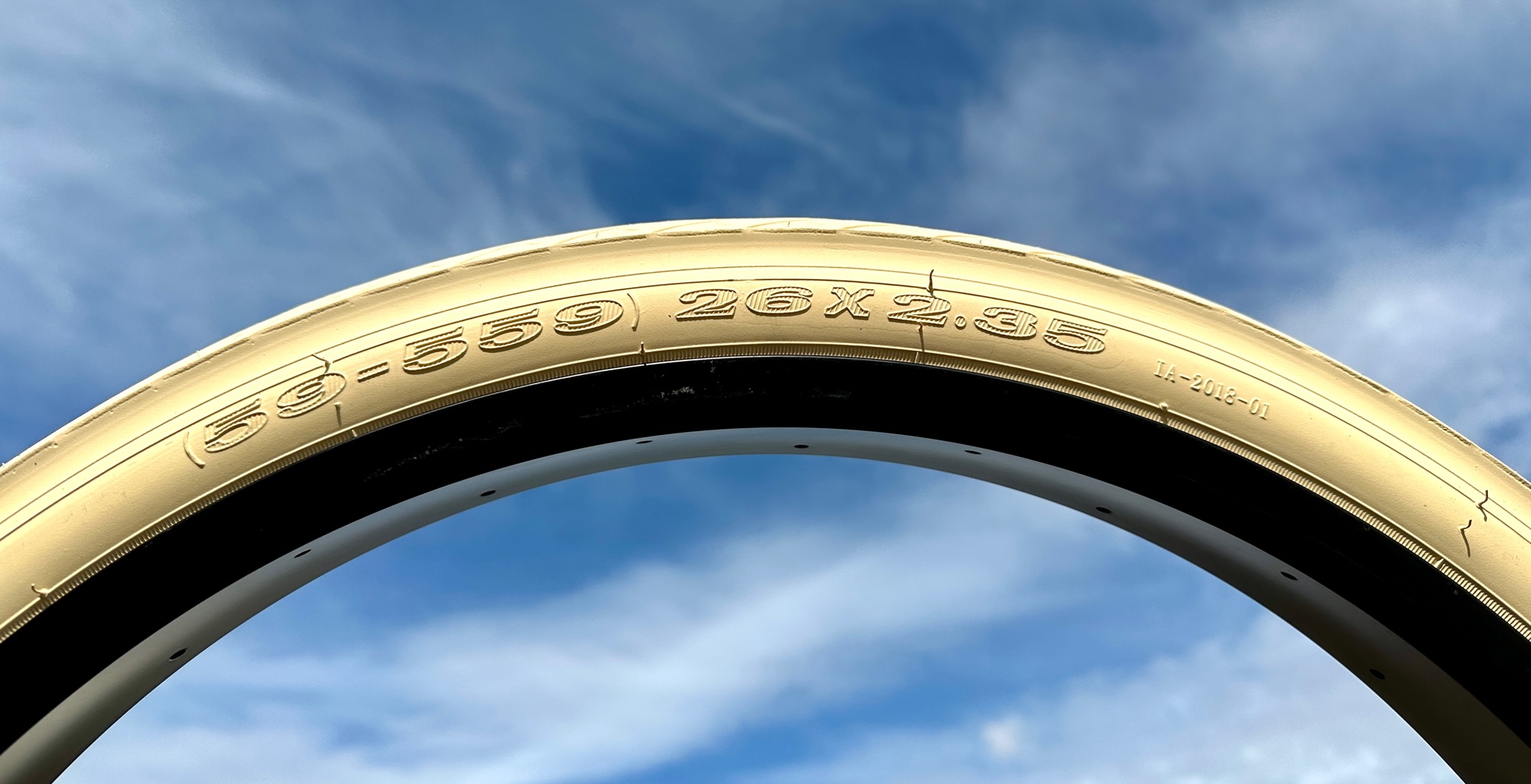 Tire_Street_Hog_26x2-35_creme_f