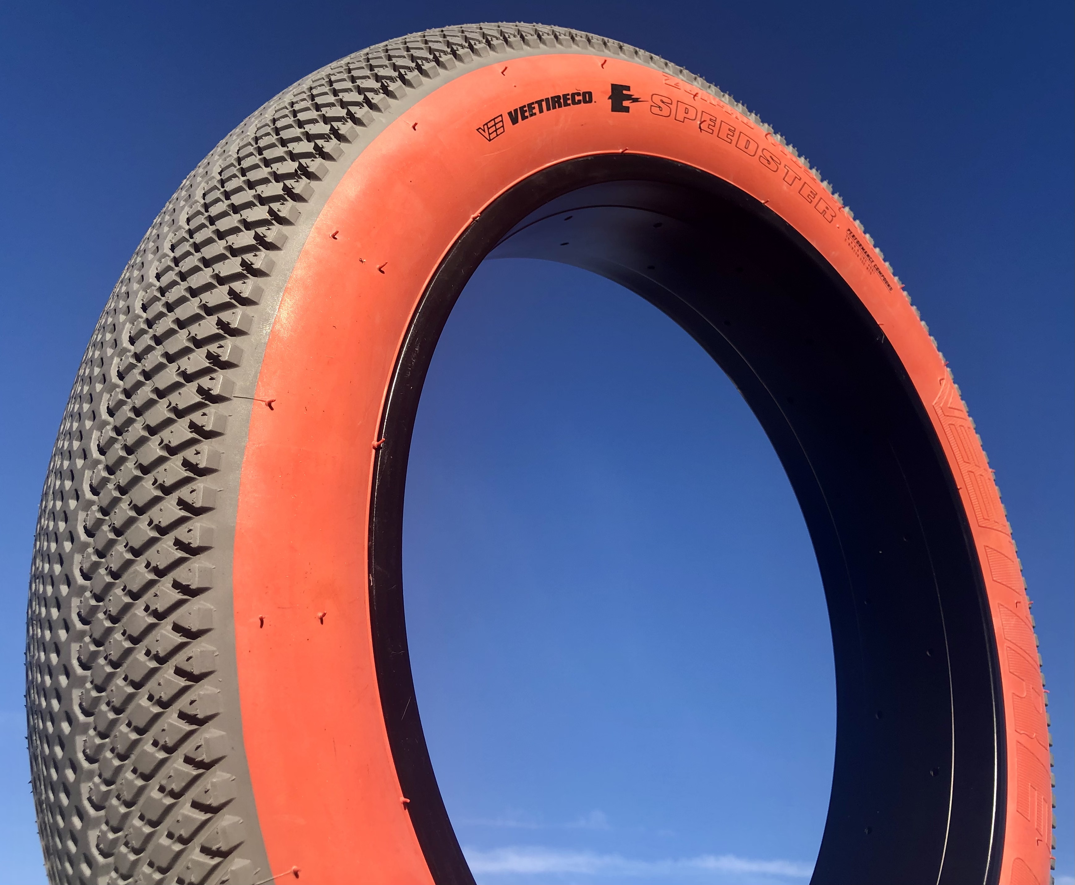 Bicycle_tire_speedster_20x4_Fatbike_limited_edition_grau_rotwand_1