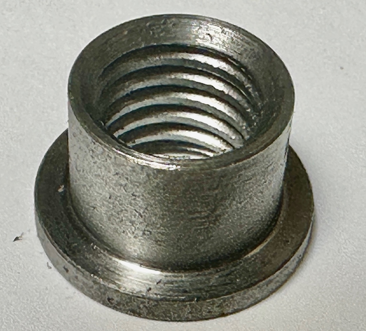 Weld-in thread / welding socket with 2 mm collar M10