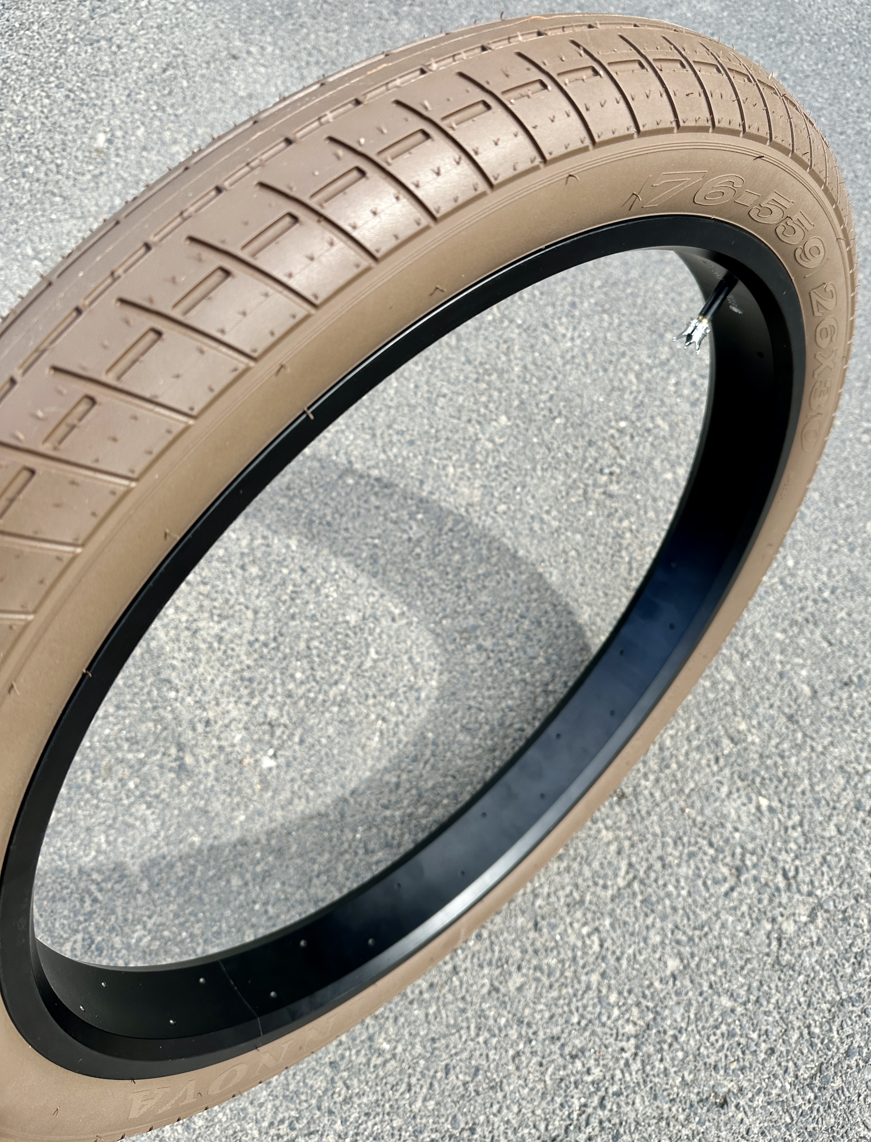 Bicycle_tire_fat_26x3_street_brick-_semi-_slick_brown_2