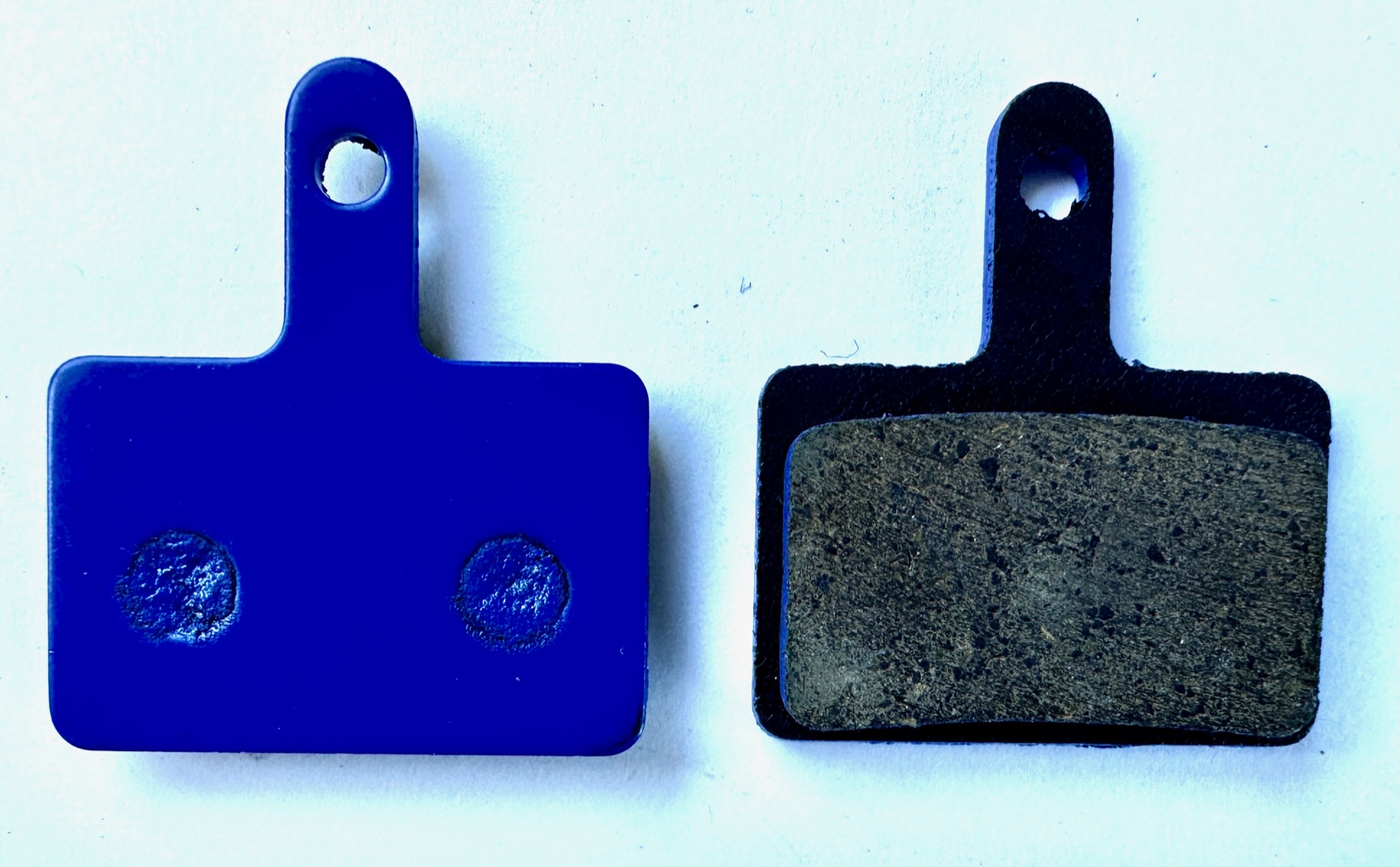 Brake pads for disc brakes, blue