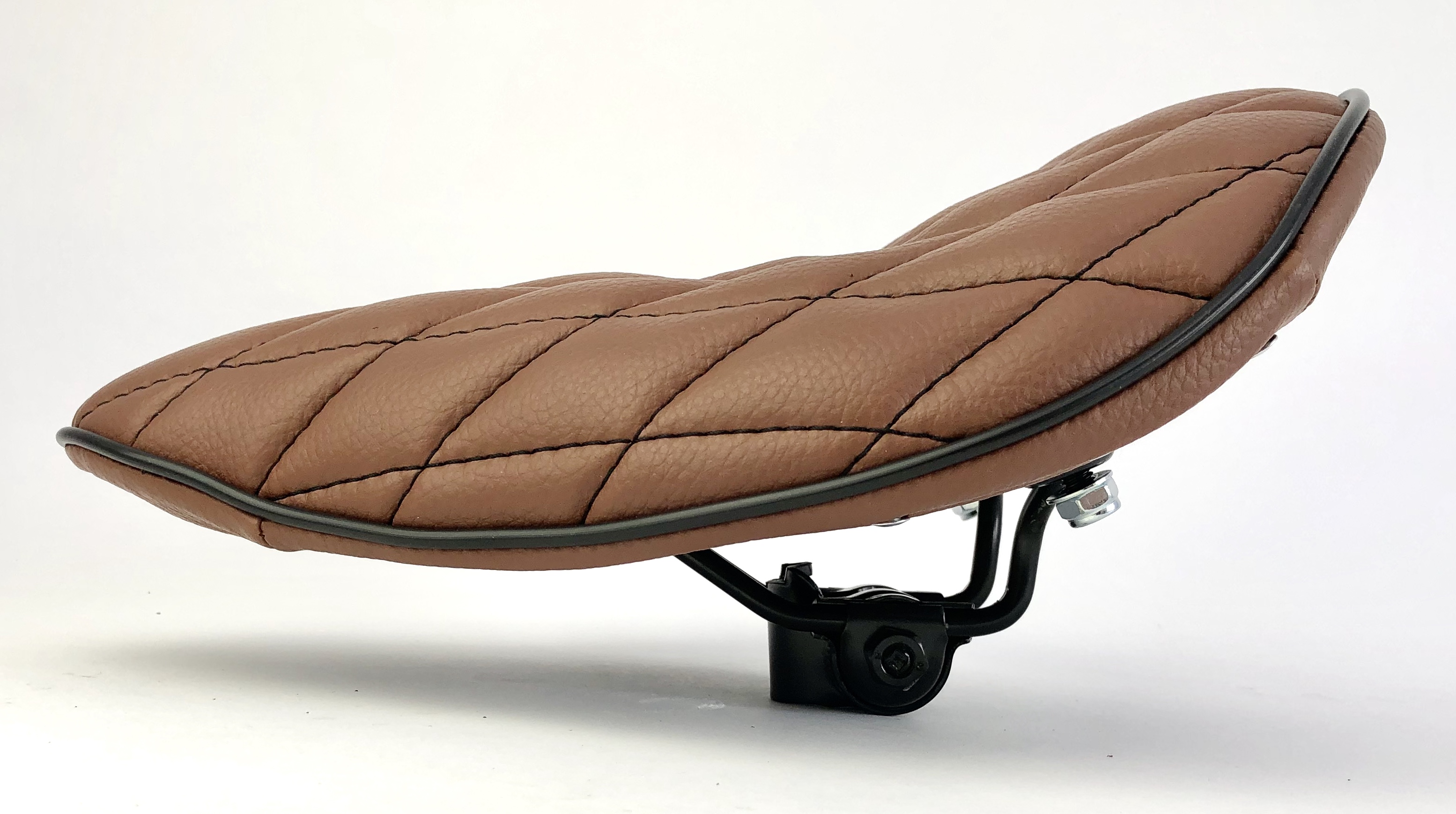Board Tracker Saddle brown with black diamand seams
