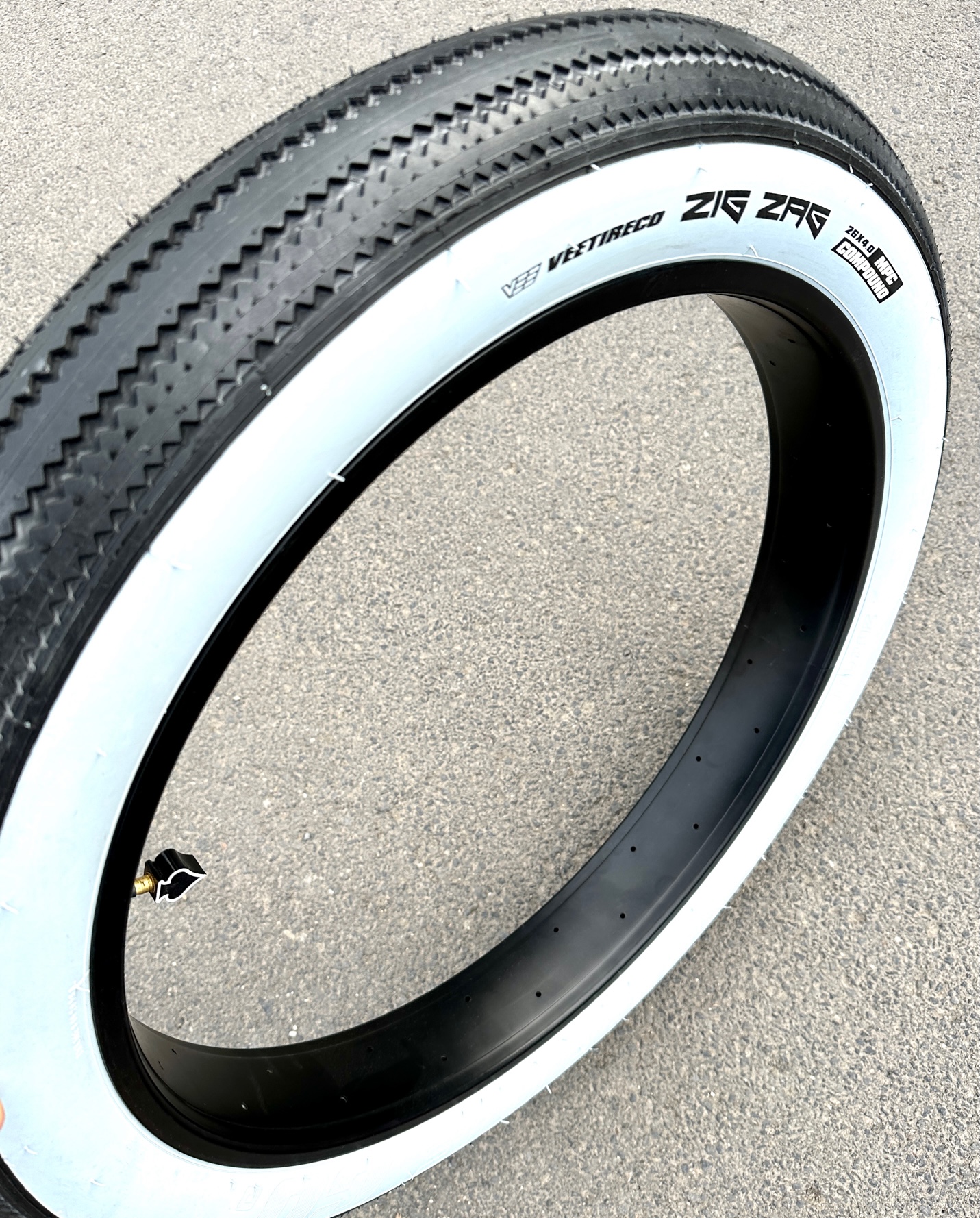 zigzag_vee_rubber_tire_reifen_26x4_weisswand_fatbike_b