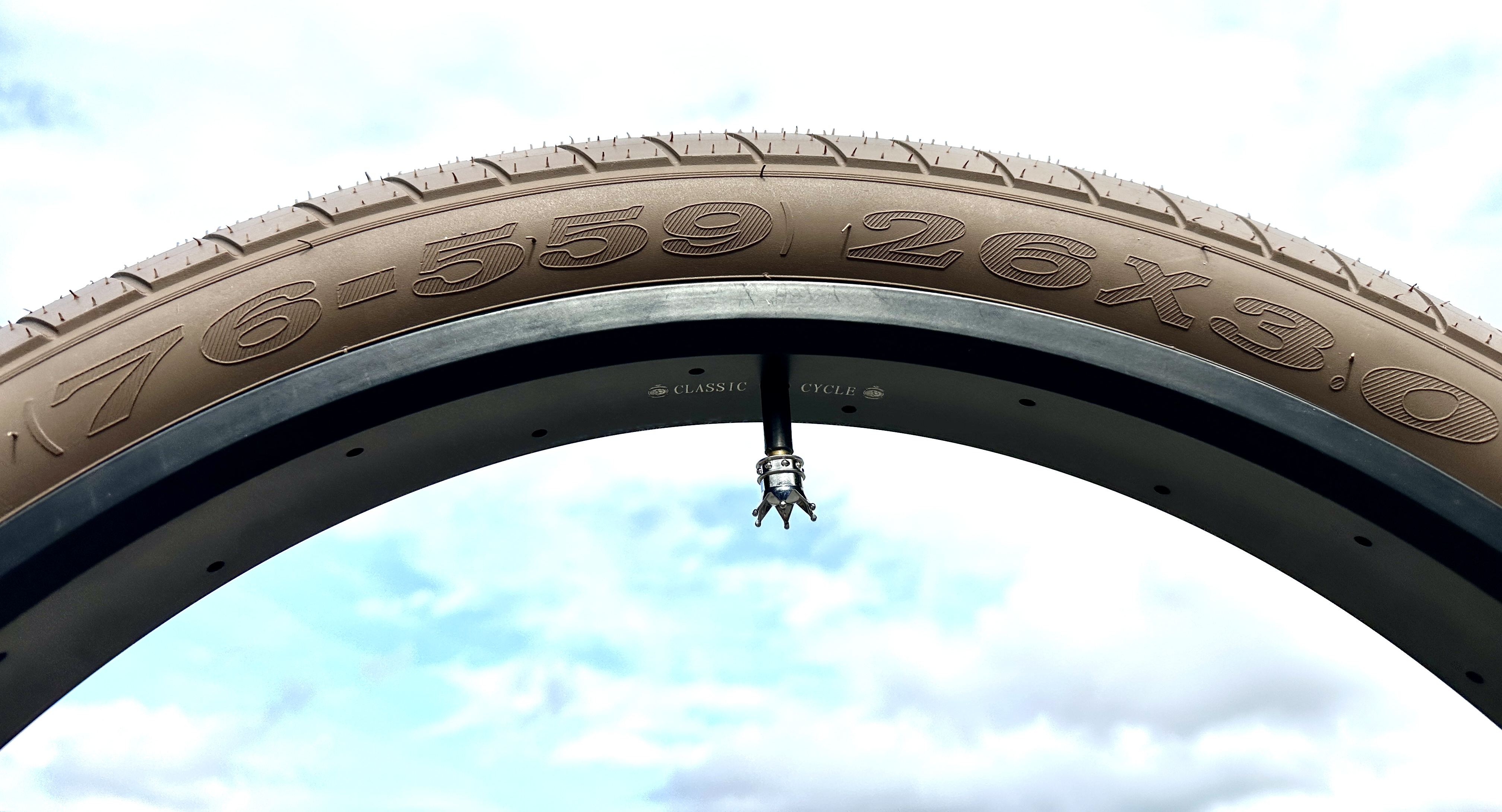 Bicycle_tire_fat_26x3_street_brick-_semi-_slick_brown_6