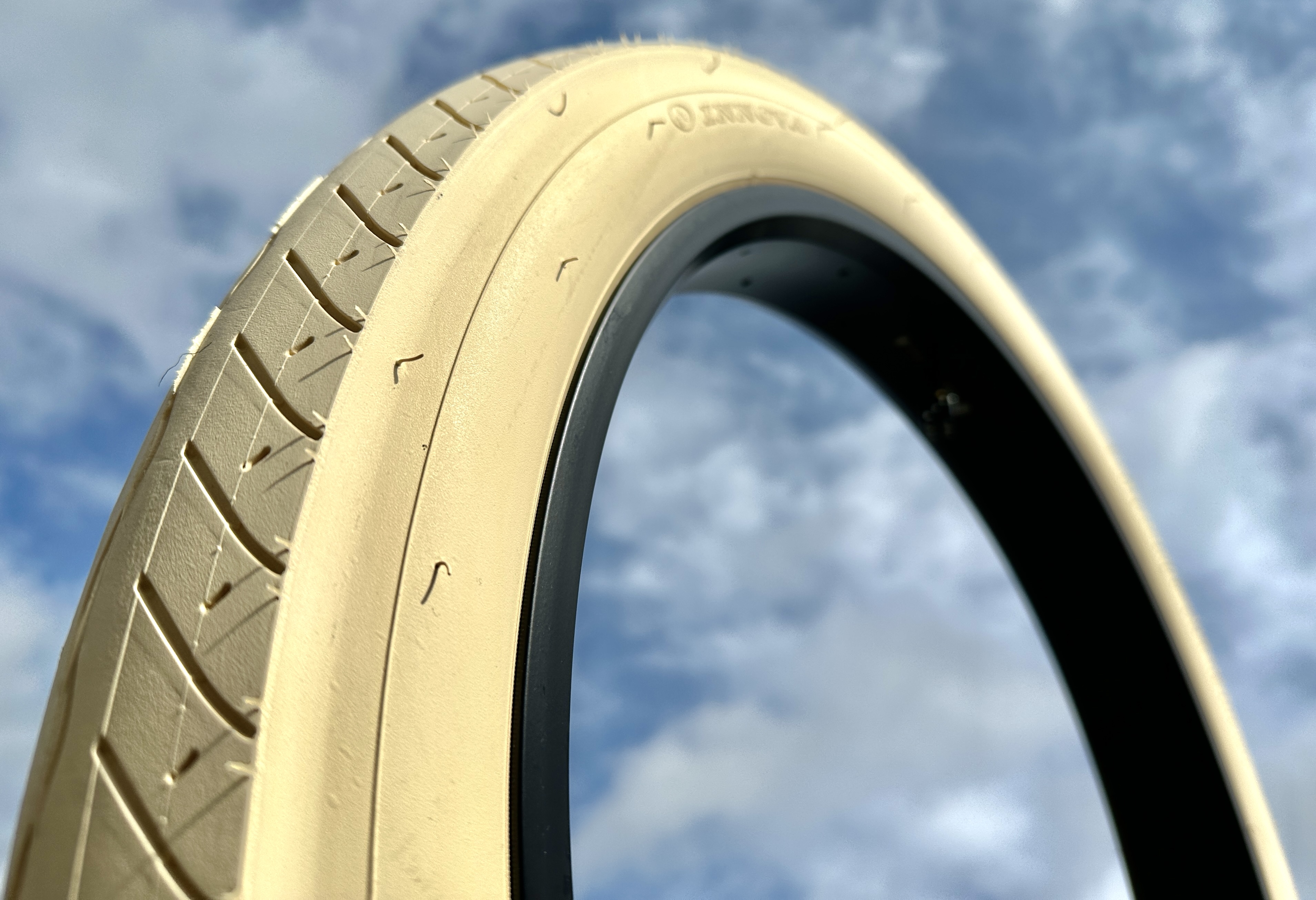 Bicycle_tire_fat_24x3_street_hog_cream_f