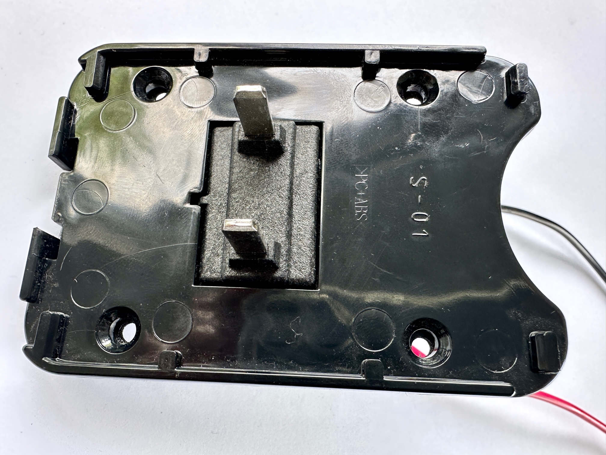 E-bike battery base plate with battery contacts