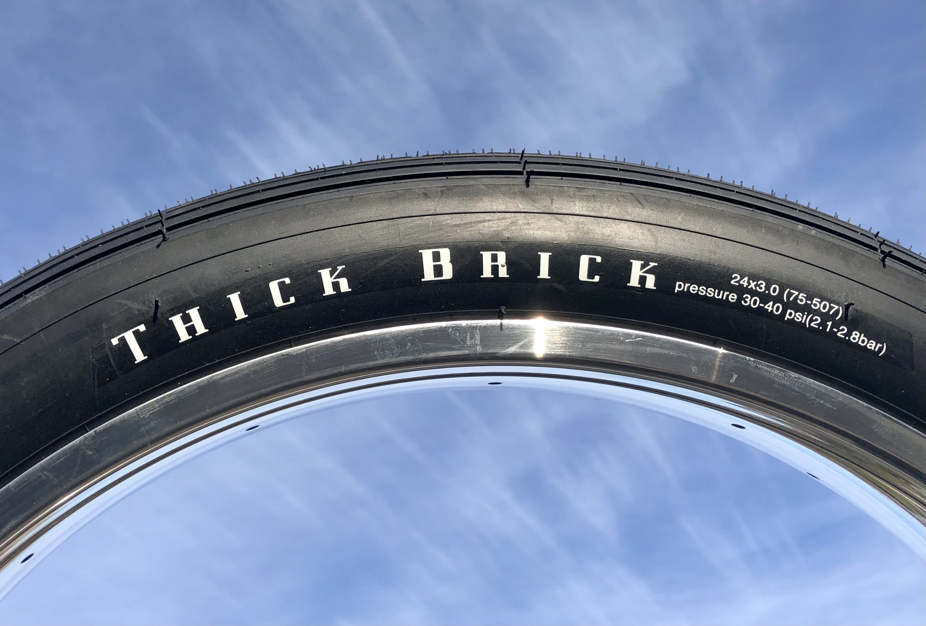 24 x 3.0 Thick Brick Tire pure black
