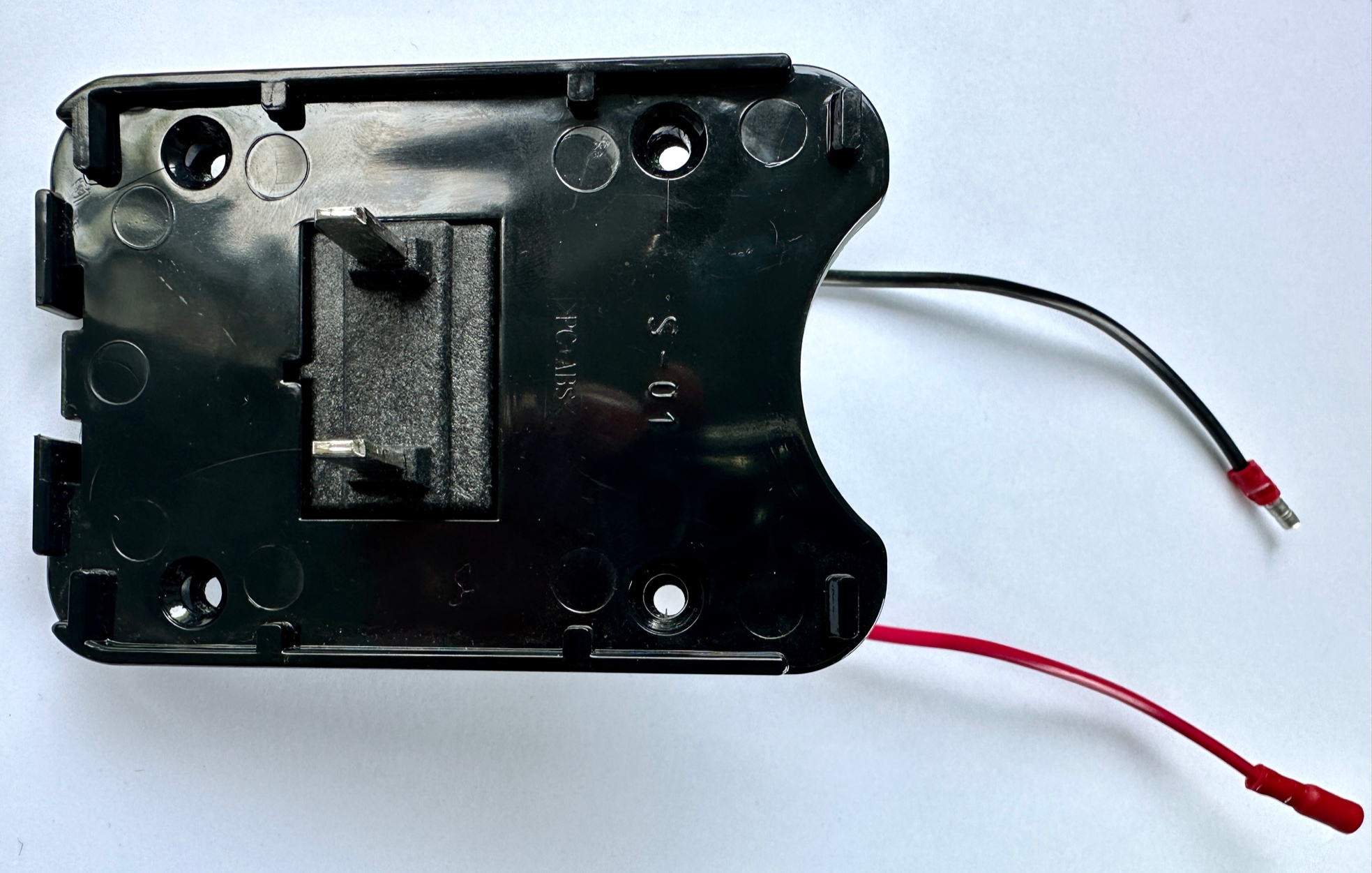 E-bike battery base plate with battery contacts