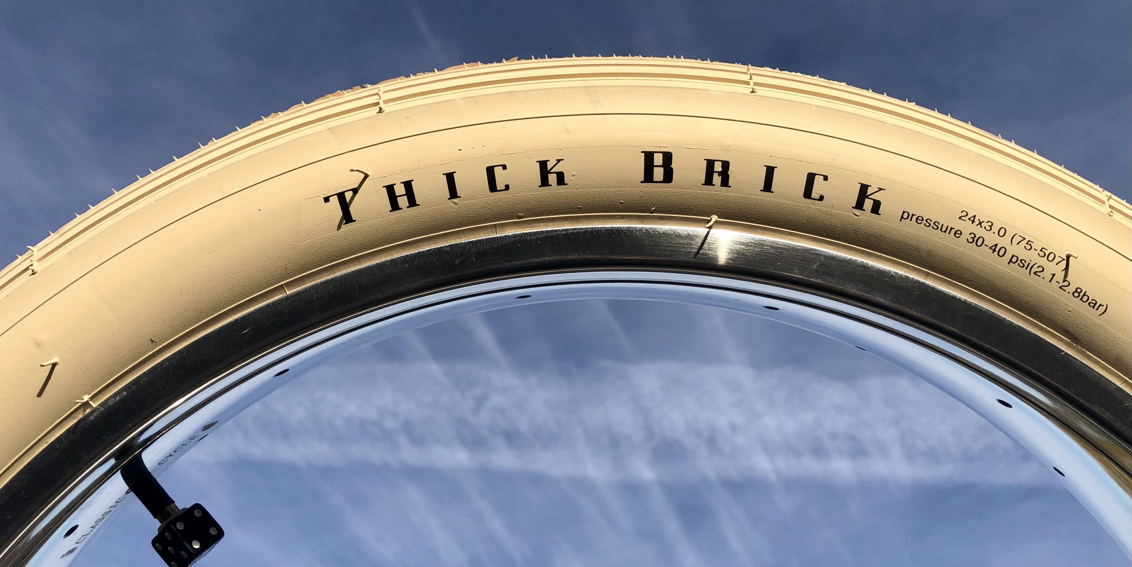 24 x 3.0 Thick Brick Tire Creme