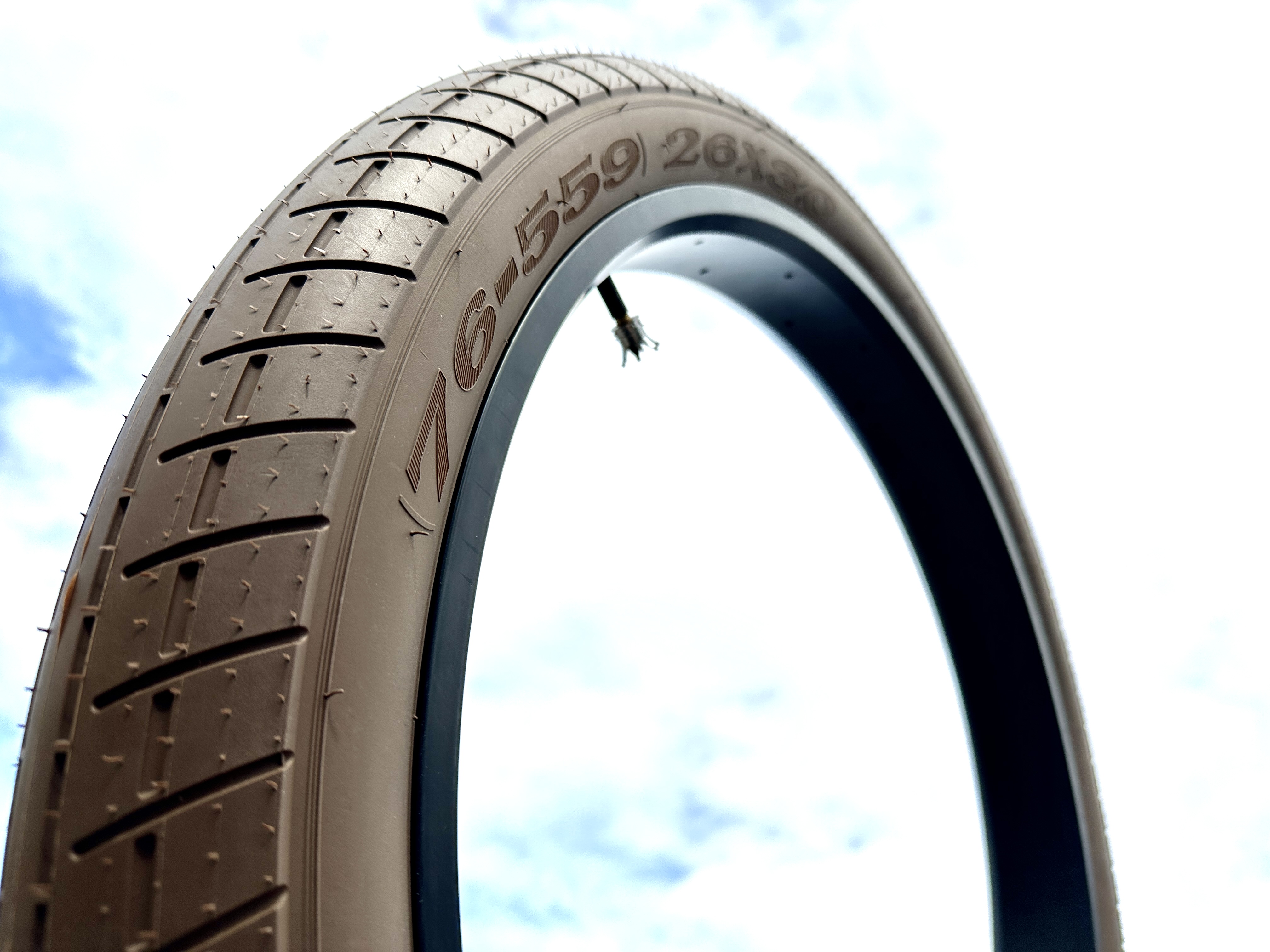 Bicycle_tire_fat_26x3_street_brick-_semi-_slick_brown_7