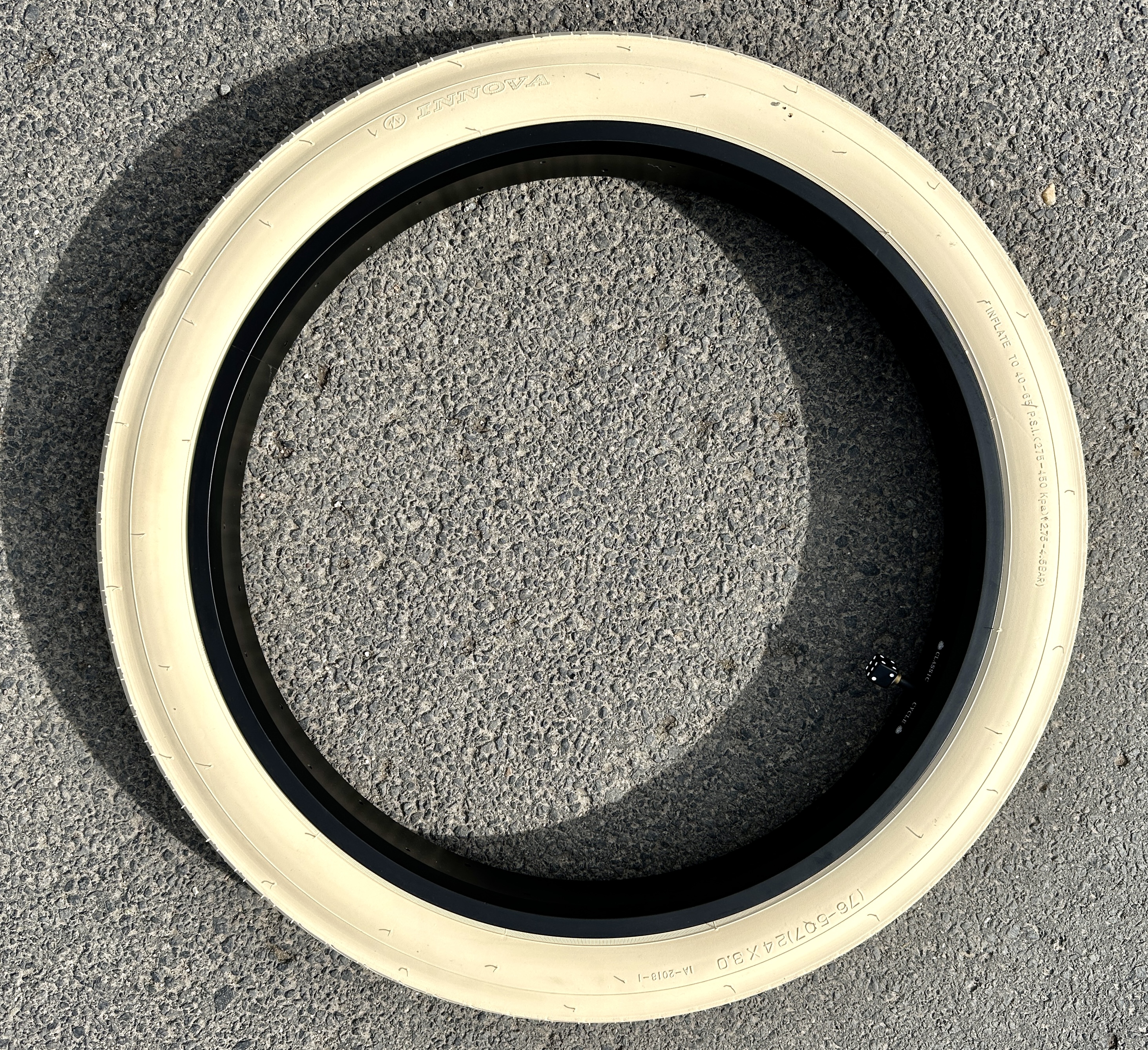 Bicycle_tire_fat_24x3_street_hog_cream_d