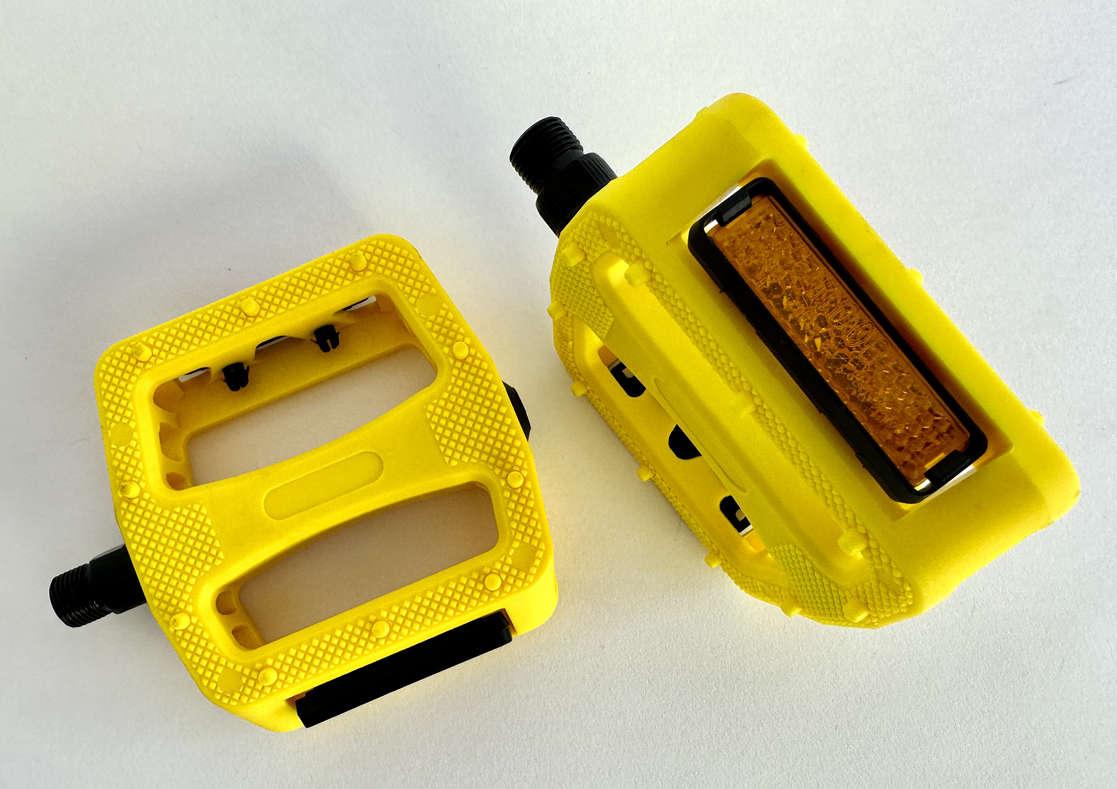 Pedals plastic 9/16 with reflectors, yellow