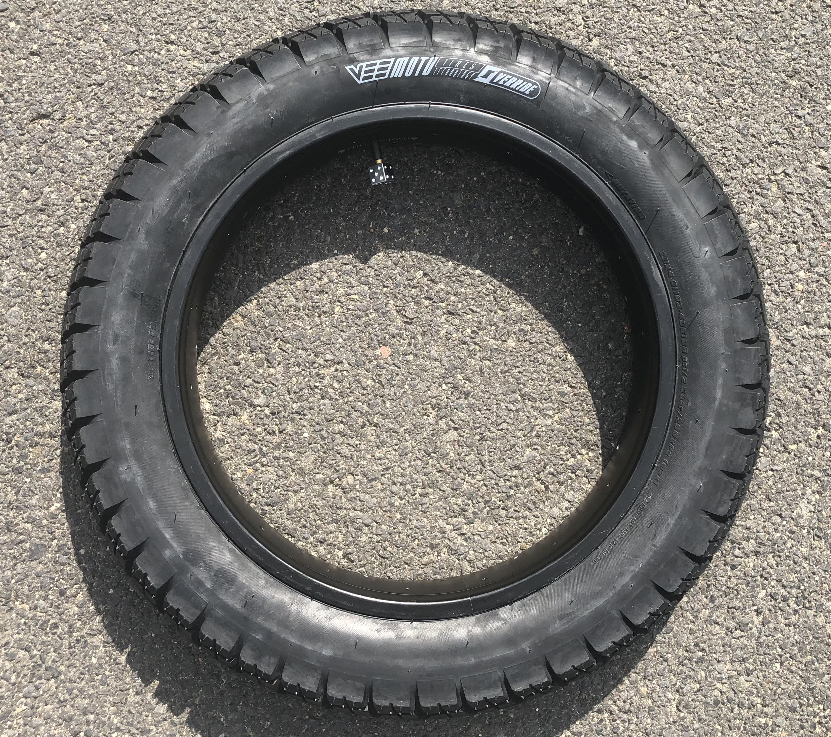 204  E-Huntsman Tire 20 x 4.0  inch pure black