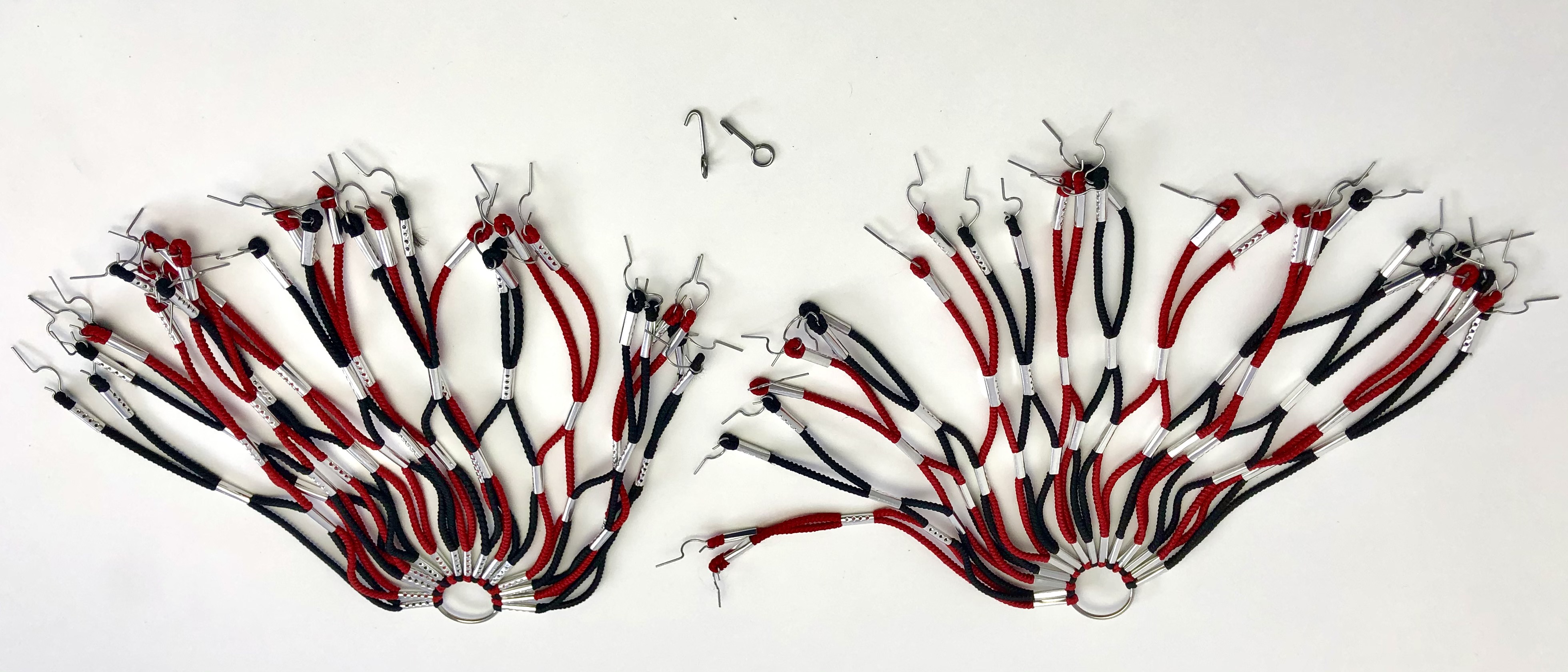 Kleidernetz_Rockschutz_rot_schwarz_a