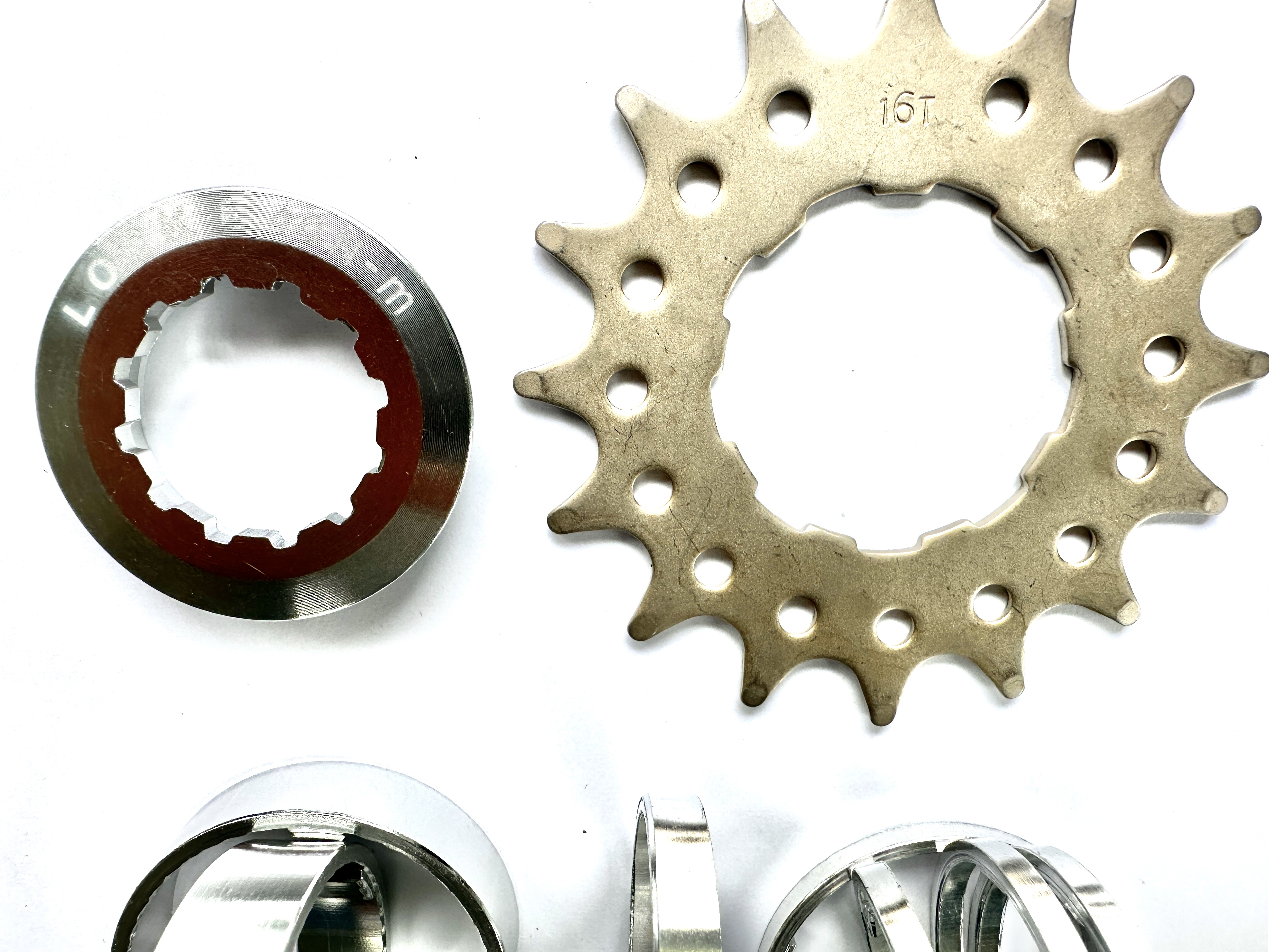 Point Single-Speed sprocket with 16 teeth and spacer ring set.