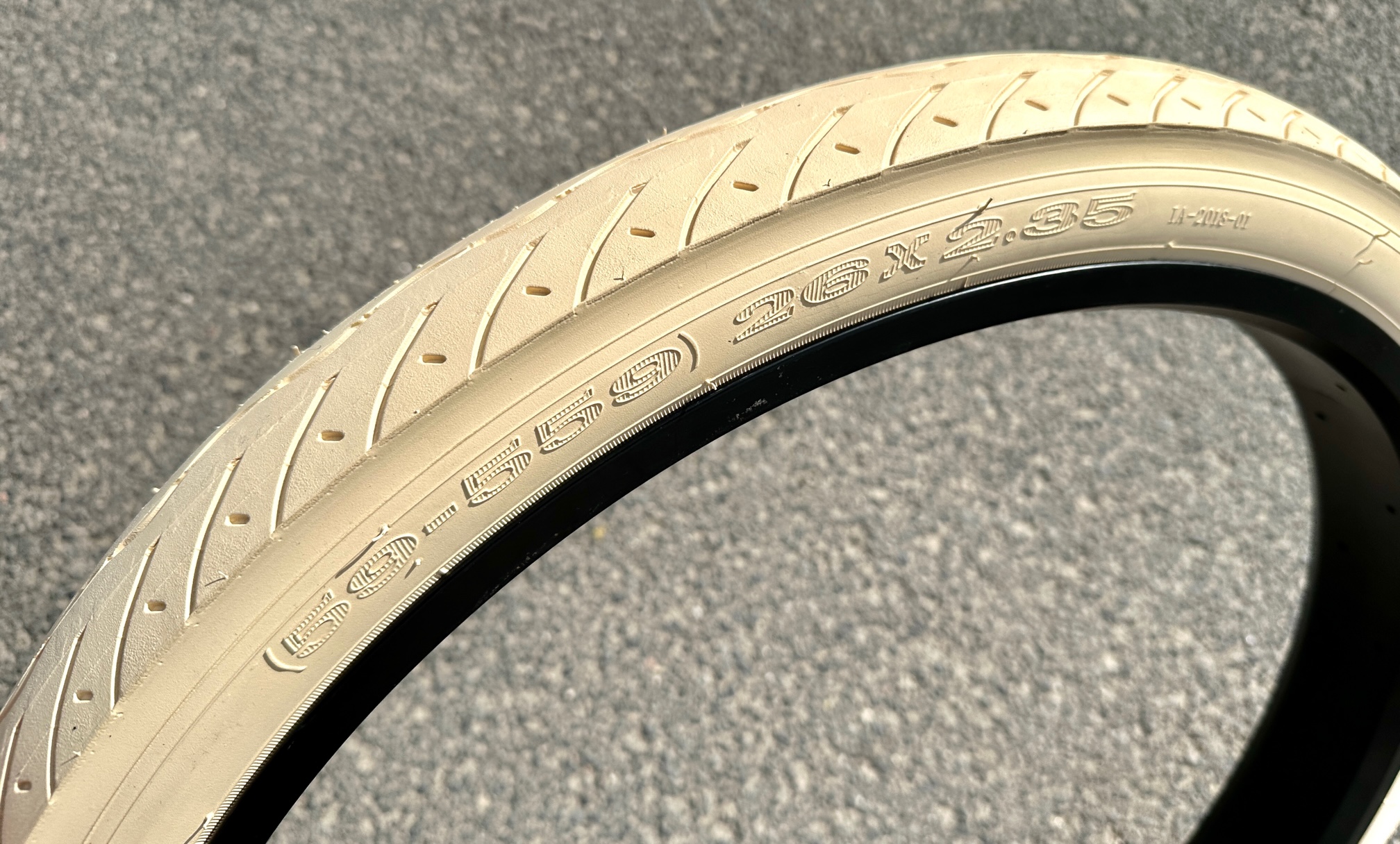 Tire_Street_Hog_26x2-35_creme_e