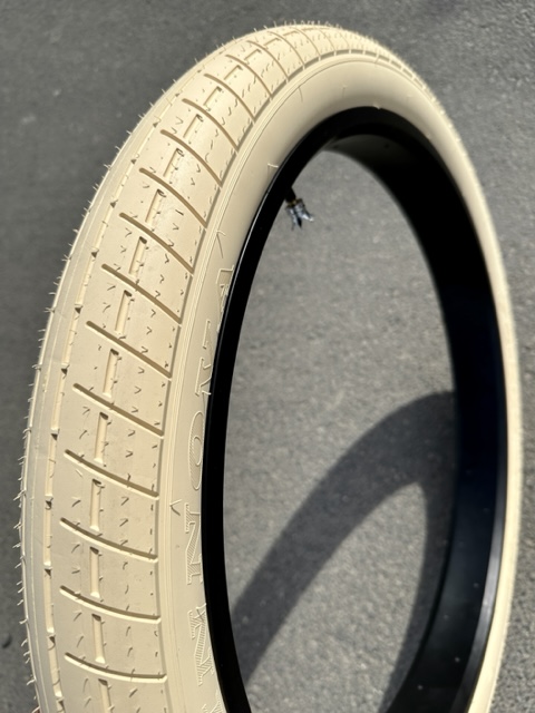 Bicycle_tire_fat_26x3_street_brick-_semi-_slick_cream_g