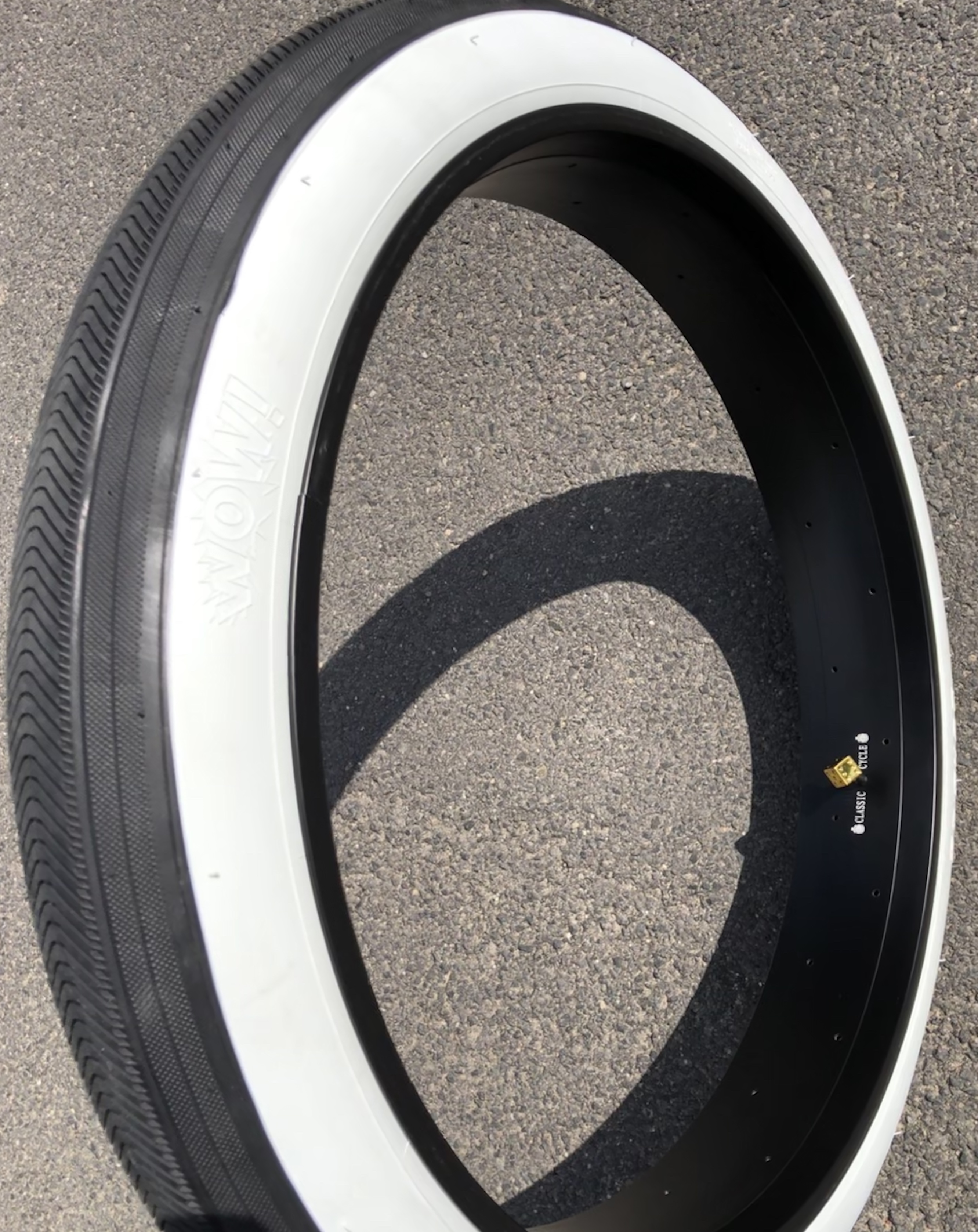 Tire WOW 26 x 3.45, black white wall
