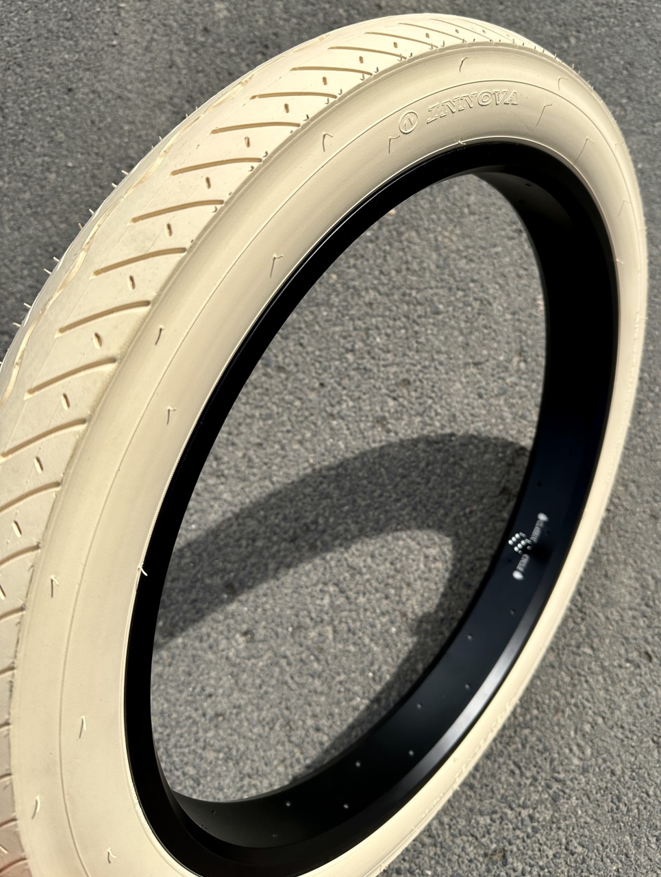 Tire Street Hog 24 x 3.0 cream | Y496